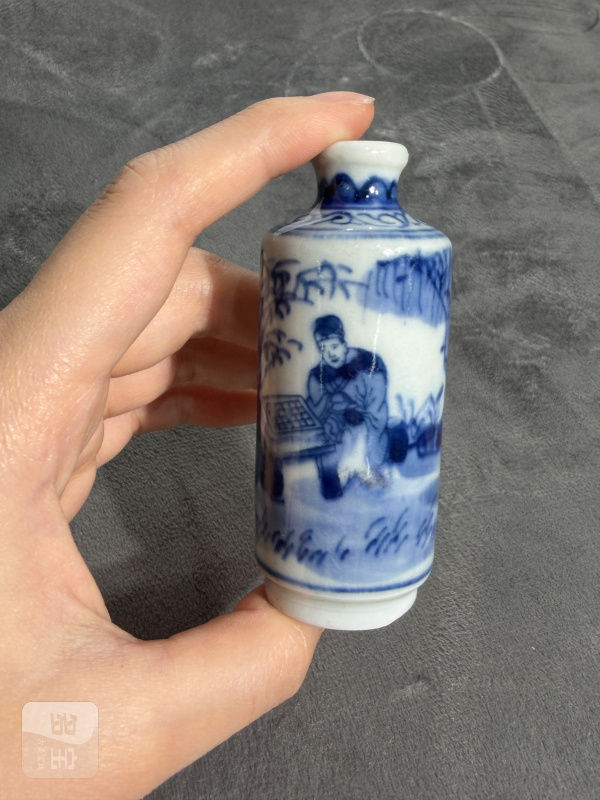 清中期青花竹林对弈图鼻烟壶 - 图4